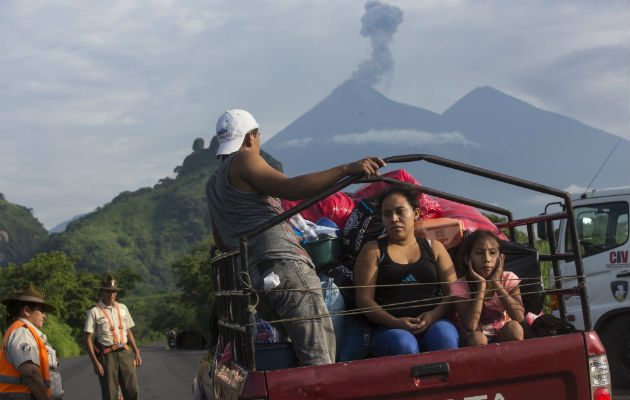 Los aldeanos se detienen, mientras el volcán expulsa gas. Foto: AP  