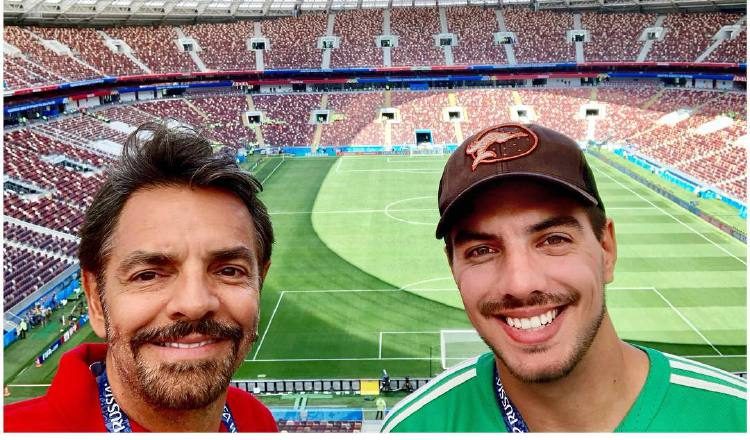 Derbez está en Rusia con su hijo Vadhir. 