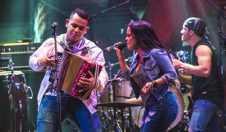 Sus presentaciones y "shows" están llenos de una energía viva que comparten con el público.
