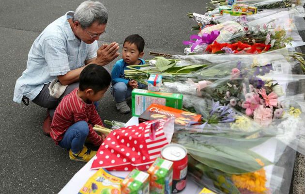 Un hombre reza por una víctima del terremoto. Foto: EFE  