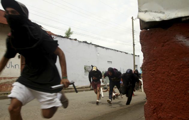 Oponentes al Gobierno de Daniel Ortega, en Masaya se enfrentan a los grupos de "parapolicías". FOTO/AP