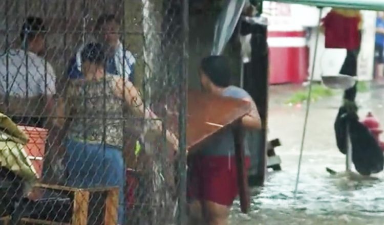 La mayoría de las viviendas se inundaron debido al desbordamiento del río Palomo y de las alcantarillas tapadas. /Foto Twitter