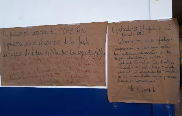 Docentes mantiene pancarta en los pasillos. Foto: José Vásquez. 