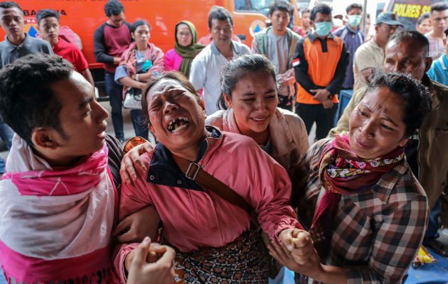 Familiares de una de las víctimas. Foto: EFE