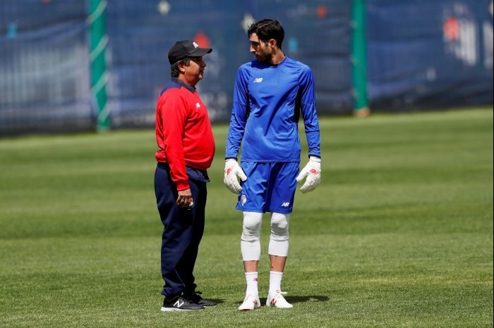 Jaime Penedo conversa con el técnico Hernán Gómez Foto EFE