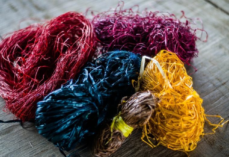 "Jagua Dining Collection" solo usa tonos   blancos y negros, pero  la artesanía emberá  también es colorida,  a partir de    tintes naturales.           