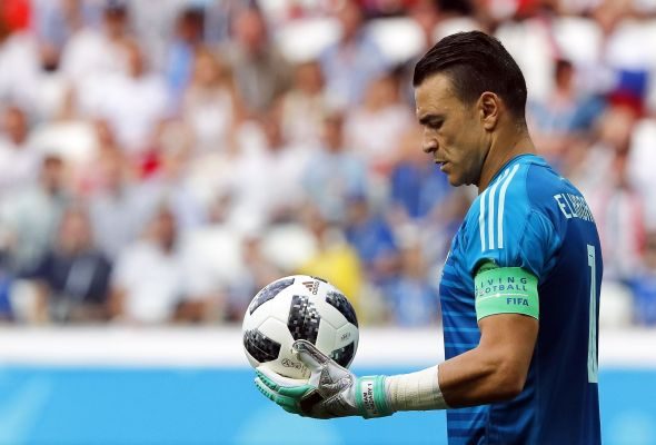  Essam el Hedary celebró la proeza, atajando un penal a Arabia / EFE