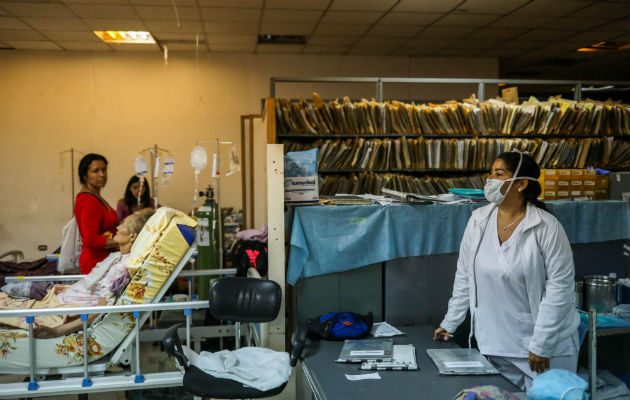 Cualquier área del hospital se utiliza para atender a los pacientes. FOTO/EFE