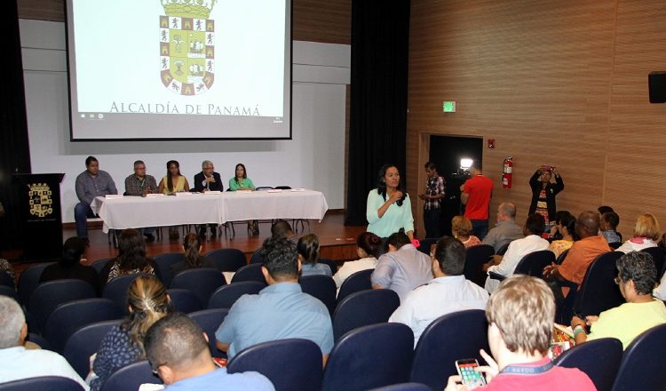 Durante el conversatorio. /Foto: Cortesía
