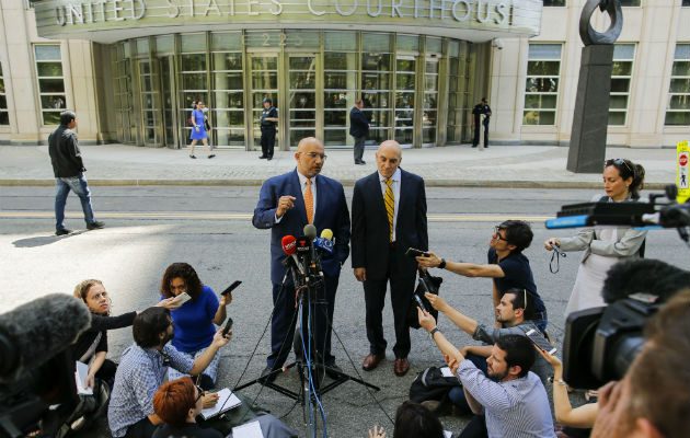 Eduardo Balarezo (c-i), abogado de Joaquín "El Chapo" Guzmán, habla con los periodistas a la salida de la vista judicial. FOTO/EFE