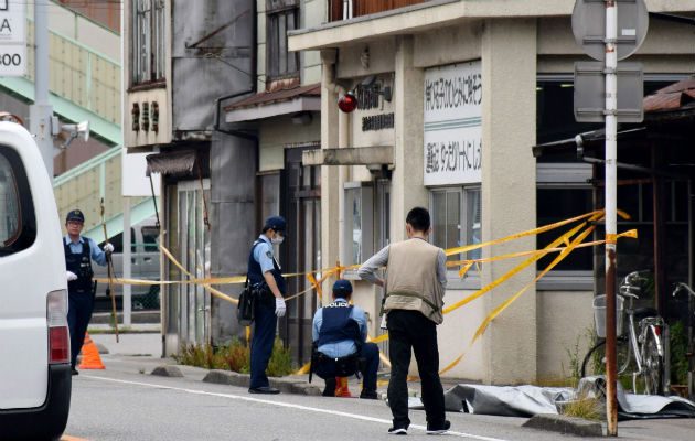 La policía investiga en la comisaría, en Toyama. Foto: EFE