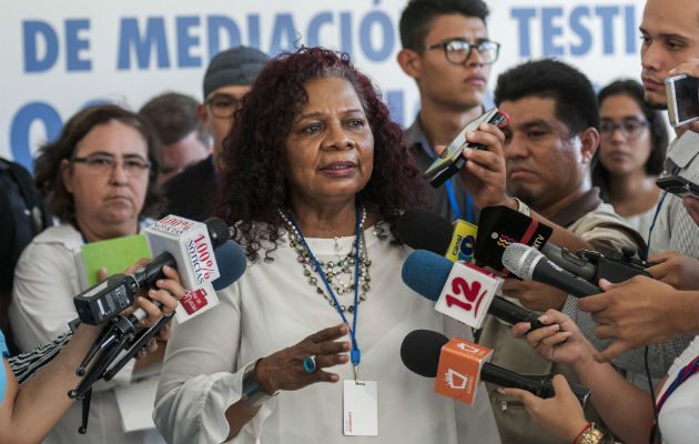 Representante de la Alianza Cívica, Daysi George, habla después del diálogo. FOTO/EFE