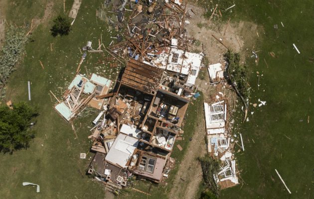 Serios daños materiales por fuerte tornado en Kansas. Foto/AP