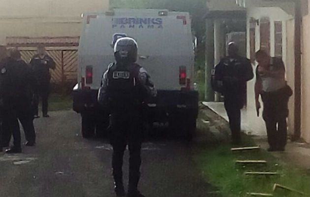 La Policía Nacional custodia el camión blindado que fue abandonado. Foto/Diómedes Sánchez