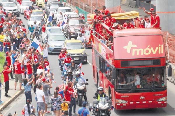 Los panameños se olvidaron del mundial y salieron a apoyar. /Foto Anayansi Gamez