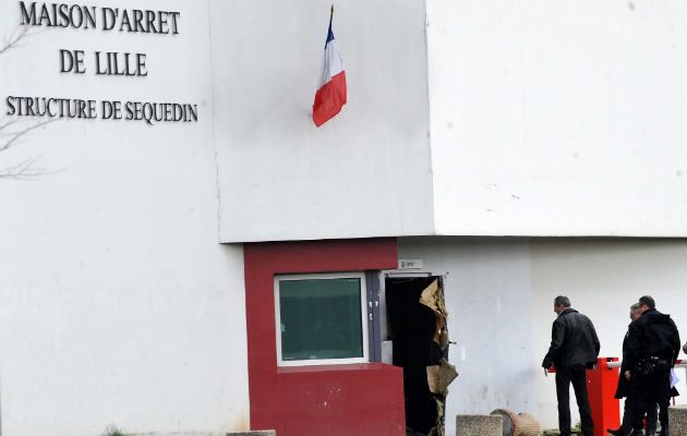 El patio del centro penitenciario, según la cadena "BFMTV" es el único lugar de esa prisión que no está cubierto.