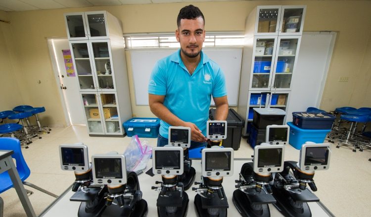 Raimundo González, guía del Centro Natural Punta Culebra. /Foto Jorge Alemán/Smithsonian