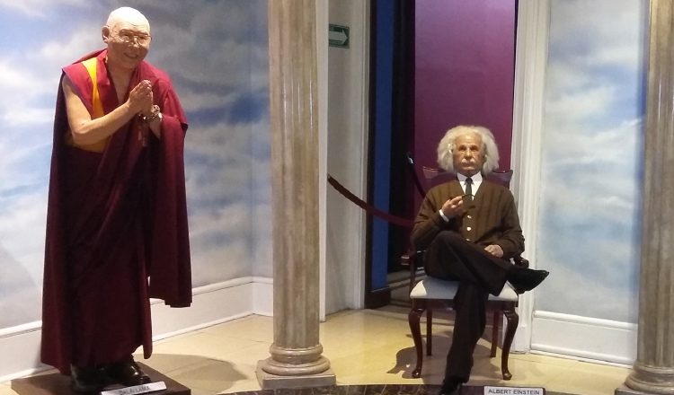1.  Dalái lama y Albert Eisntein.
