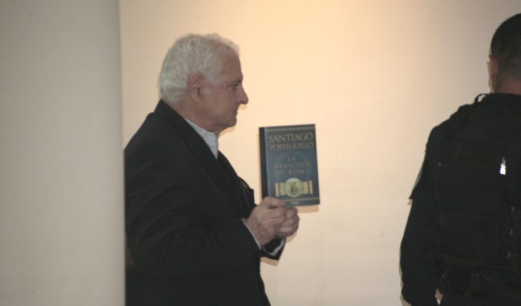 Ricardo Martinelli a su llegada a la Corte portaba el libro de Santiago Posteguillo, "La Traición de Roma". /Foto Víctor Arosemena 