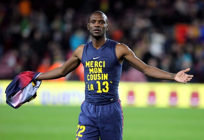 El exfutbolista francés Eric Abidal que muestra una camiseta de agradecimiento a su primo, donante en su trasplante. Foto EFE