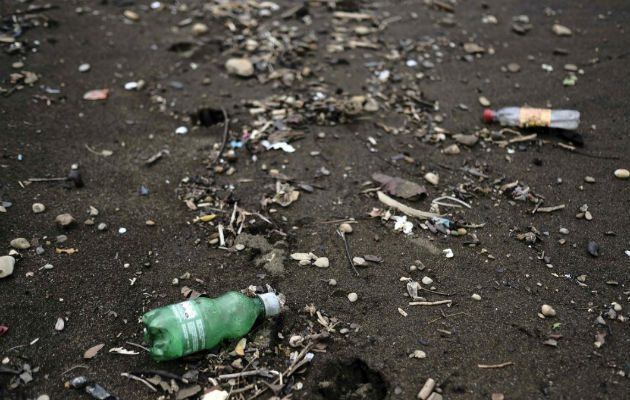 El plástico es un gran contaminante de los océanos, y piden utilizar material renovable. /Foto EFE