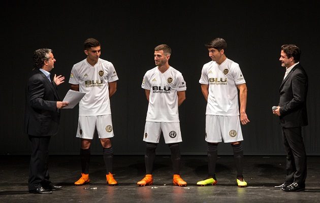 Los jugadores Ferran Torres, José Luis Gayá y Carlos Soler, presentaron este  miércoles la primera equipación del Valencia. Foto EFE