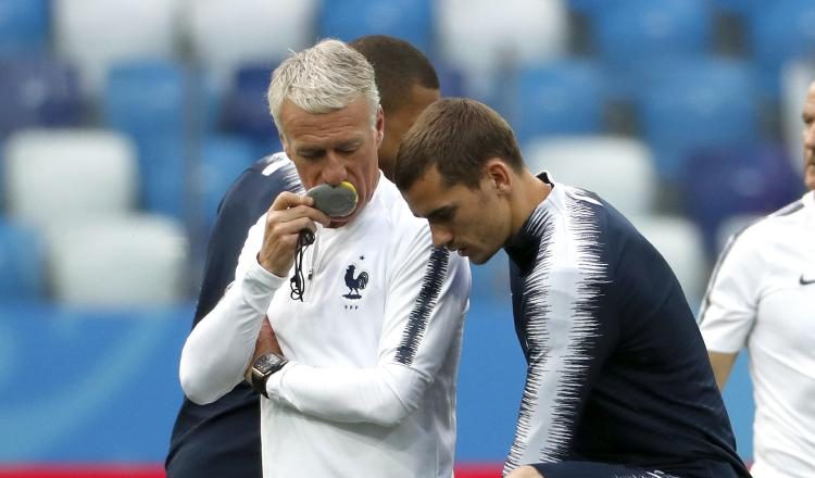 El entrenador de Francia, Didier Deschamps (izq), habla con Antonie Griezmann. /Foto EFE 