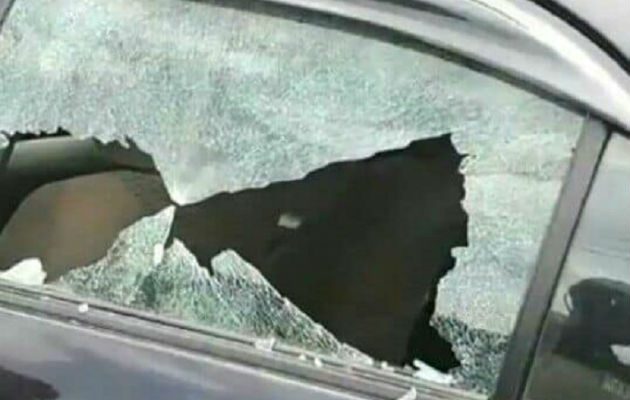 Los vidrios del vehículo afectado. 