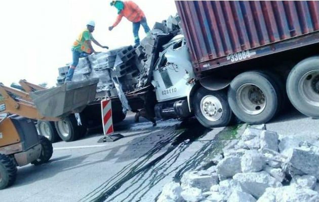 Del fuerte impacto, los bloques cayeron encima de la mula. 