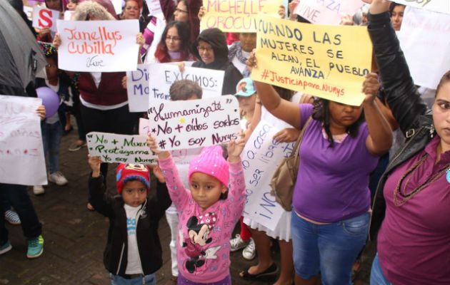 Las mujeres en Boquete exigen justicia por los violentos casos de femicidio ocurridos en la provincia de Chiriquí. Foto/Mayra MAdrid