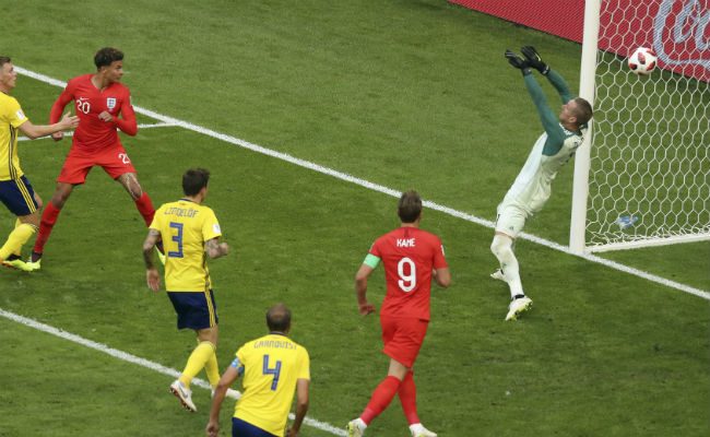 Dele Alli (izq. rojo),  anota el segundo gol de Inglaterra. Foto:AP