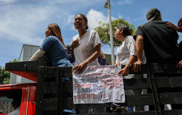 Los médicos y las enfermeras tienen más de 15 protestando por salarios dignos. FOTO/EFE