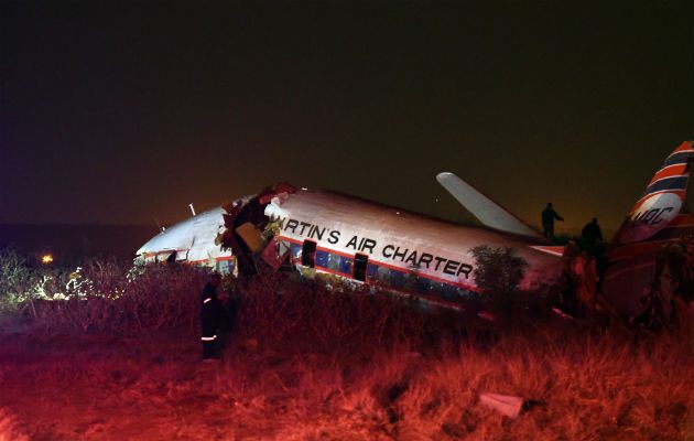 Rescatistas trabajan en el área del accidente de la aeronave. FOTO/AP