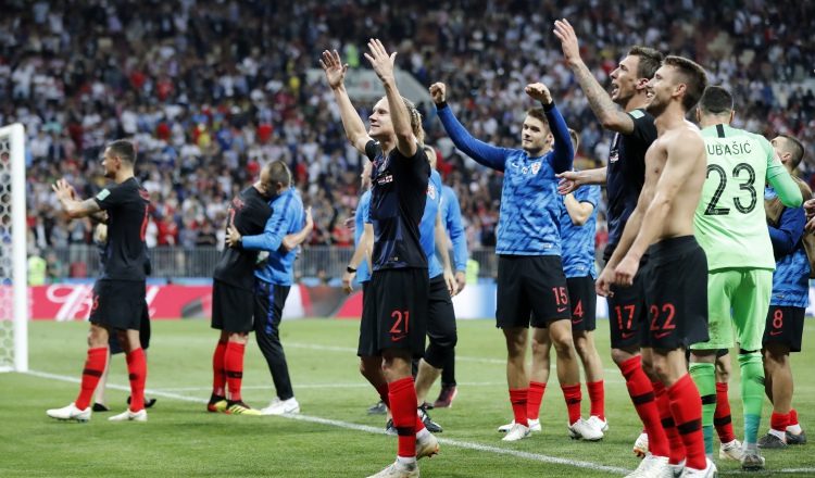 Croacia venció en tiempos extras a Inglaterra, y los jugadores saludan a sus seguidores tras lograr el pase a la final del mundial. AP