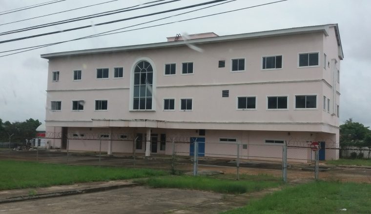 Centro de Especialidades Médicas o consultas externas estaba llamado a solventar la alta demanda del  Hospital Nicolás A. Solano, su construcción está valorada en 1 millón 100 mil dólares. /Foto Miriam Lasso