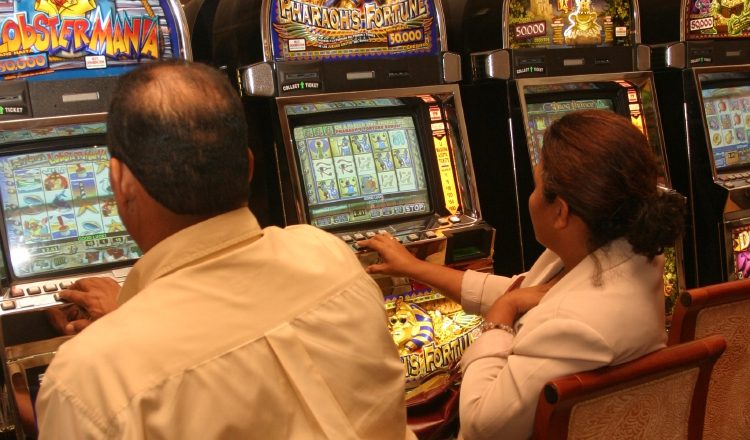 Las máquinas tragamonedas tipo A sumaron $136.7 en apuestas. /Foto Archivo