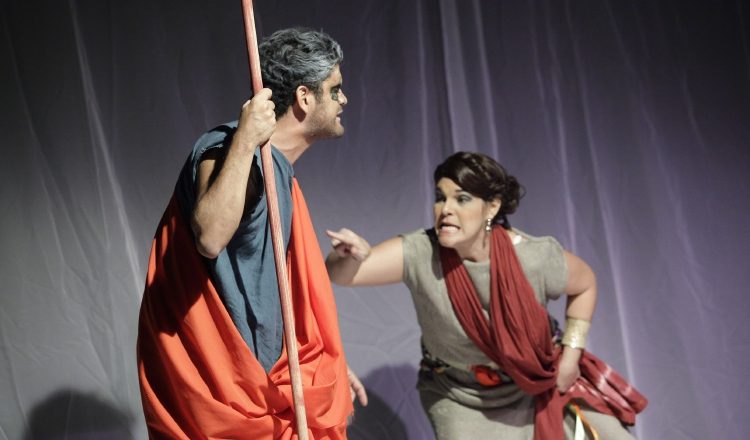 En su magistral actuación en  "Viaje en Círculo", adaptación de "Antígona" en la  Universidad de Panamá hace 5 años. /Foto Archivo.