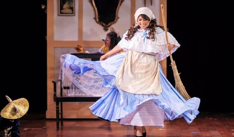 En la hermosa y exitosa obra "La fogonera", en la que Ana Alejandra hacía de la Cenicienta panameña y bailó el tamborito. /Foto Archivo.