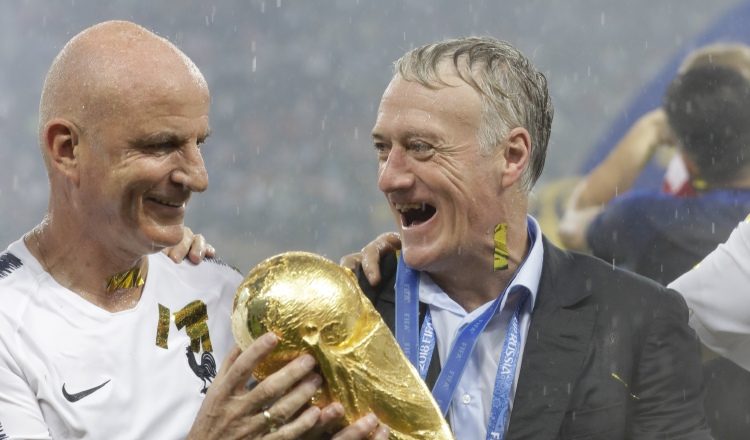 Deschamps (dcha.) ganó su primer mundial como entrenador. /Foto AP