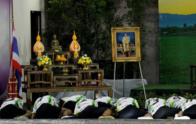 Muestran sus respetos ante un retrato del rey de Tailandia, Maha Vajiralongkorn. Foto: EFE