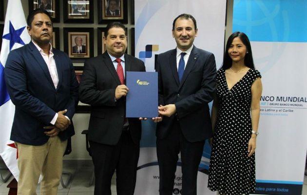 El ministro de Economía y Finanzas encargado, Gustavo Valderrama y Abel Caamaño Gerente de País del Banco Mundial, firmaron un contrato de préstamo