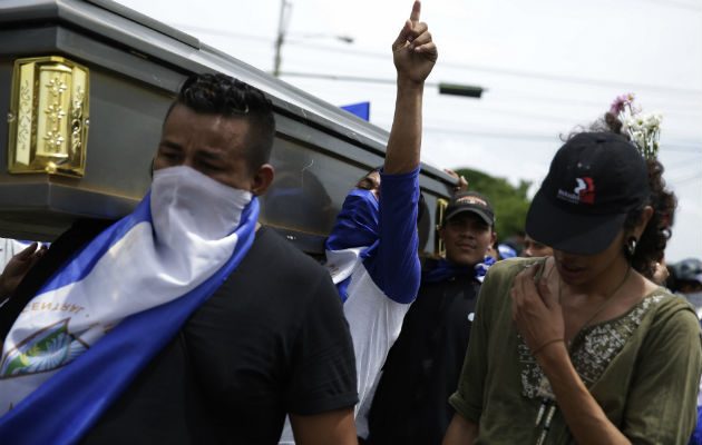Al menos una treintena de madres fueron acechadas y expulsadas por cientos de agentes que las rodearon.