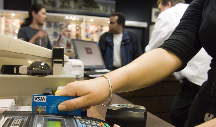 Panameños enfrentan altos costos en el mercado. /Foto Archivo