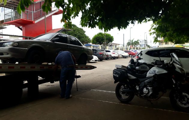 Los autos mal estacionados fueron sacados del área hospitalaria en grúa. Foto/Thays Domíngez