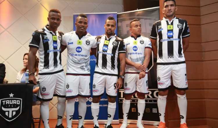 Tauro FC presentó su nueva vestimenta. /Foto Anayansi Gamez