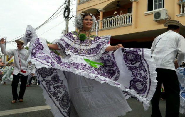 Se expone la belleza del traje típico de la mujer panameña.