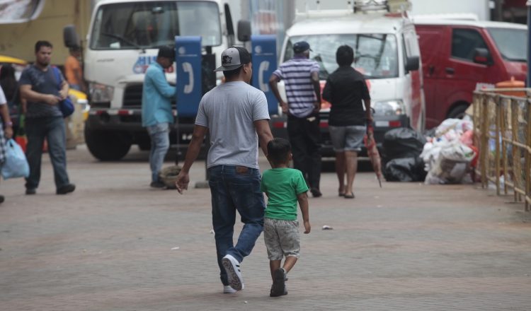 La economía seguirá desacelerada, según economistas.