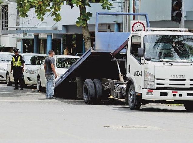 Servicio de grúas en área metropolitana y urbanas del interior del país.