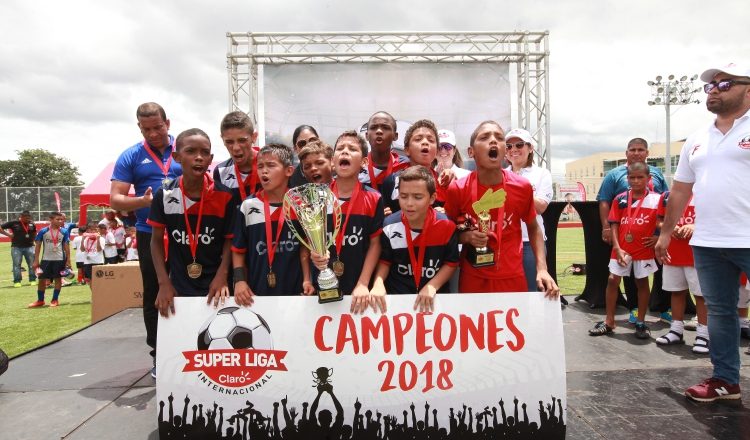 1. Los jugadores del Prefupi festejan tras  levantar la copa en los 11-12 años.  Anayansi Gamez