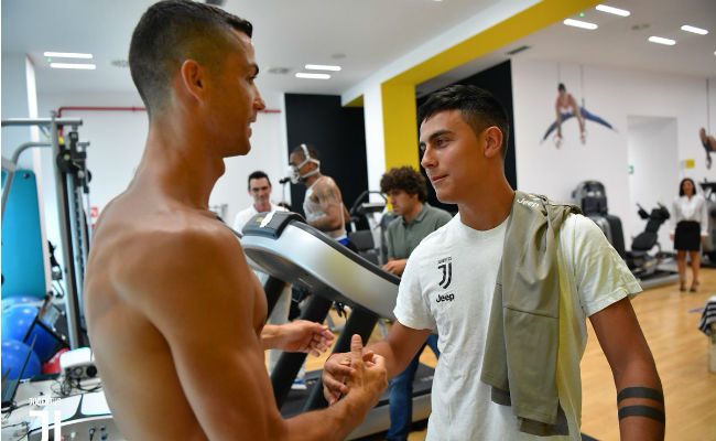 Ronaldo saluda a Paulo Dybala. Foto:@juventusfc
